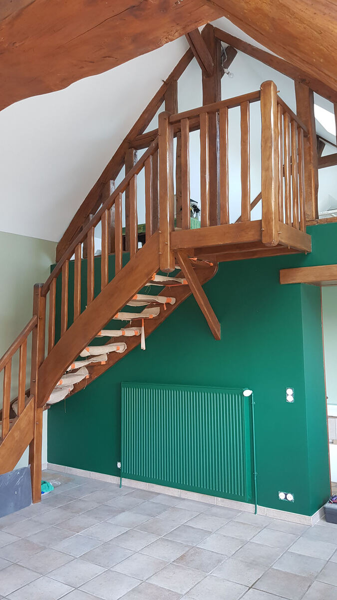 Escalier et rambarde en bois éclaircis par aérogommage