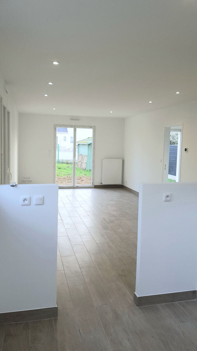 Pièce de maison neuve après enduit et peinture