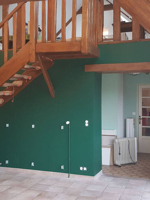 Escalier bois et mur vert