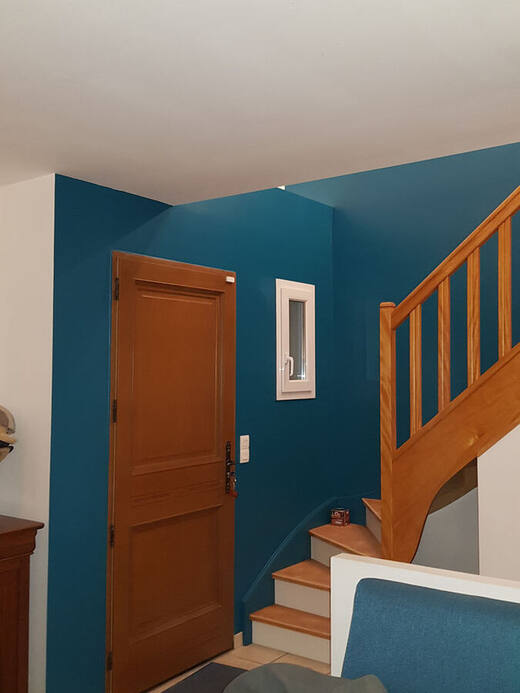 Séjour et escalier, mur bleu canard