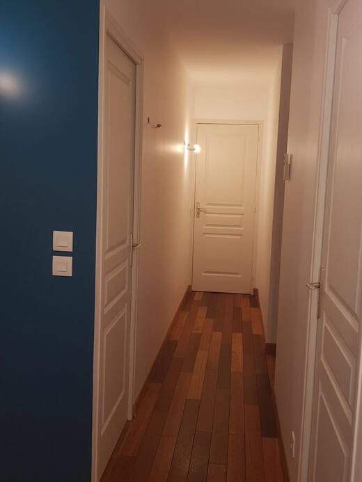Couloir bleu et blanc