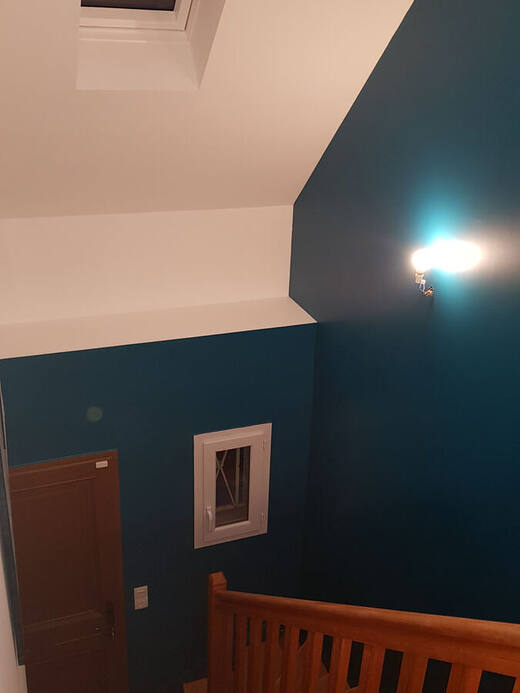 Cage d'escalier bleue