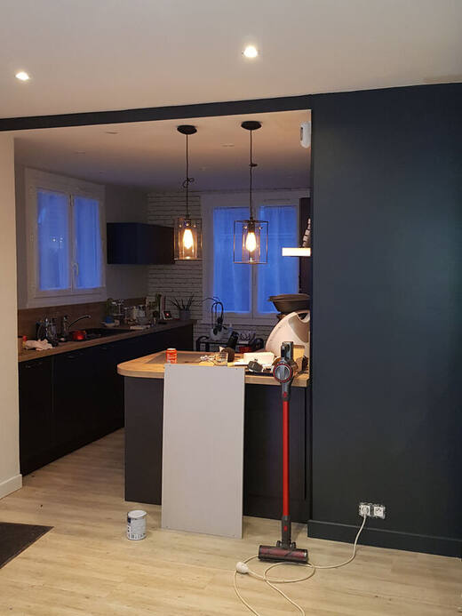 Cuisine ouverte, mur foncé