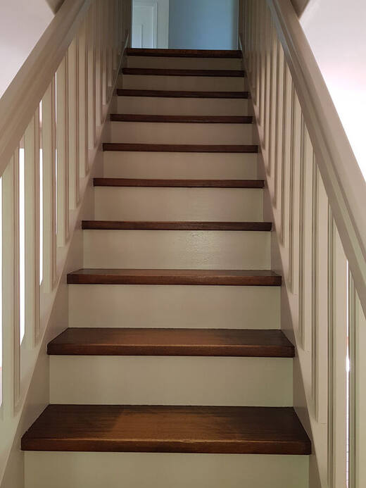 Escalier blanc et bois