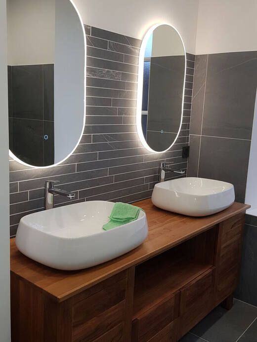 Salle de bains, double vasque et miroirs lumineux