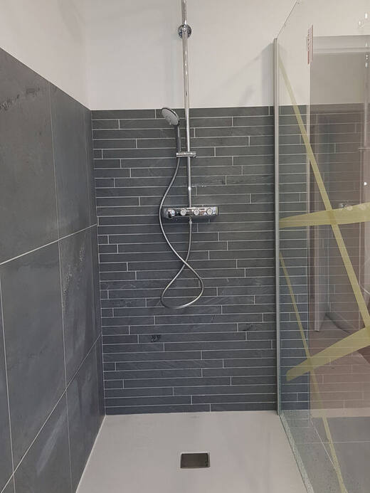 Douche à l'italienne, faïence grise