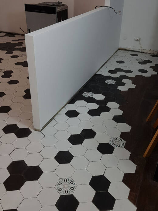 Sol en tomettes hexagonales
