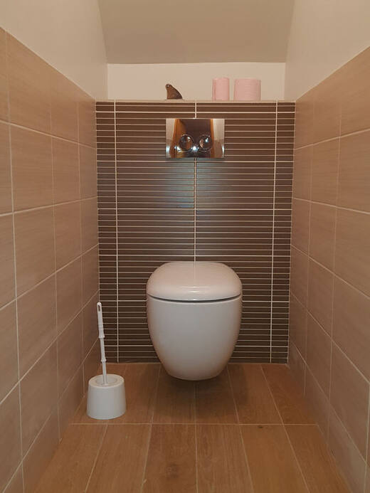 WC suspendu, habillage bois