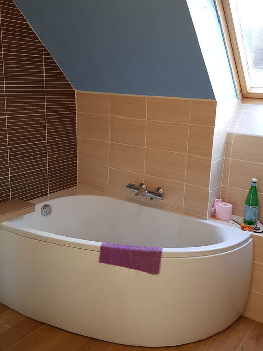 Baignoire d'angle sous combles